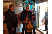 Gest umanitar al reprezentanților Primăriei Hemeiuș si al celor de la Crucea Roșie, în Săptămâna Mare