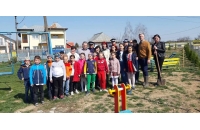 Activitate de plantare puieti de thuya, in parcul de joaca al copiilor